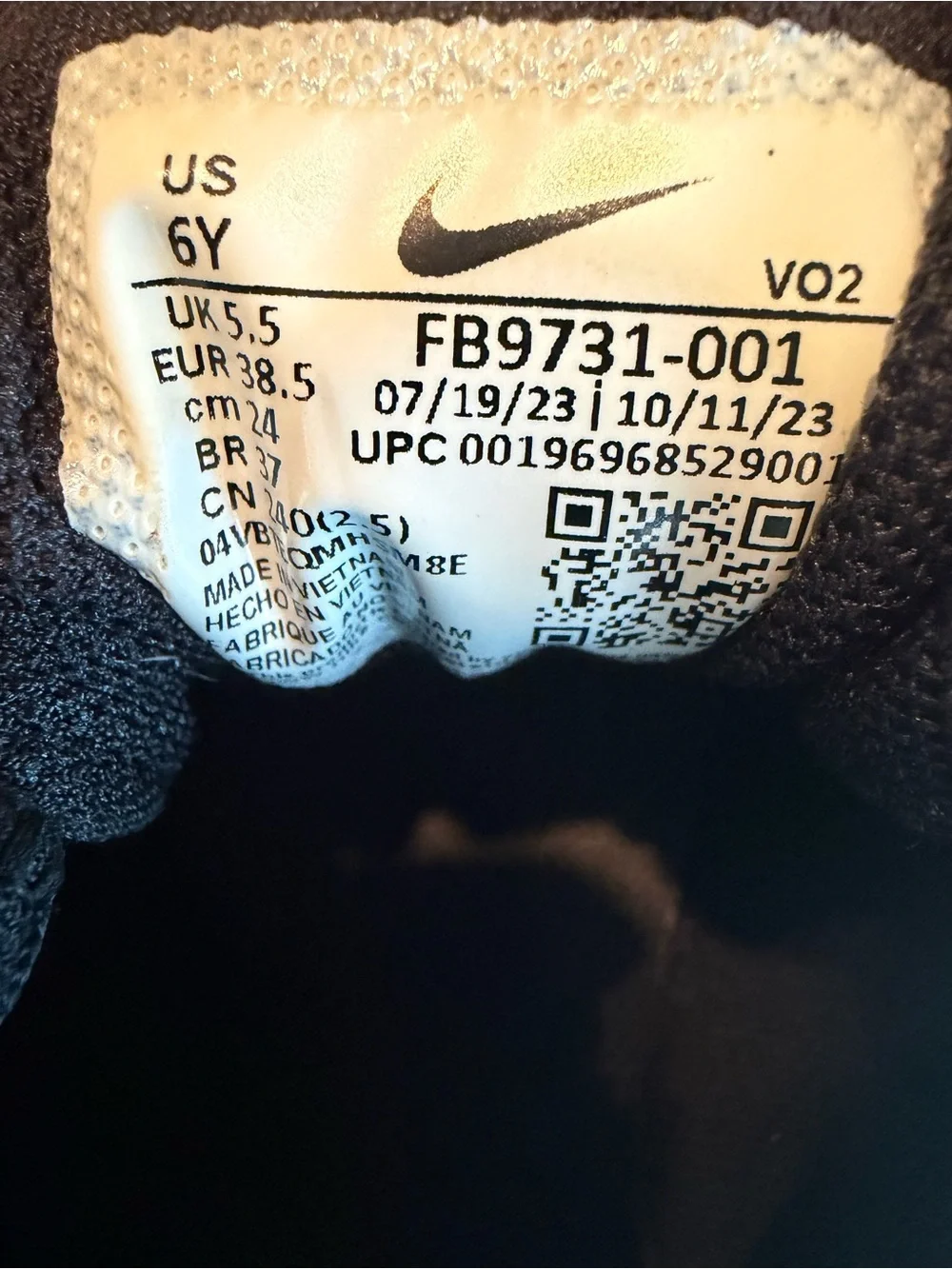 Nike Men’s Black Athletic Trainers with White Swoosh
